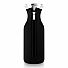 Kühlschrankkaraffe Eva Solo - Glaskaraffe mit schwarzem Neopren Bezug - Wasserkaraffe mit  - tropffreier Ausgießer aus Edelstahl
