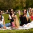 Frauen auf Picknickdecke mit FLSK Thermosflaschen.