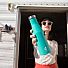 MIZU Slim Thermosflasche aus Edelstahl - spearmint - doppelwandig - Frau hält Flasche