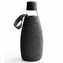 Schwarze Schutz- und Transporthülle aus Baumwolle mit praktischer Trageschlaufe für die Design-Trinkflasche 0,8 Liter von Retap.