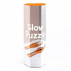 Slow Puzzle von DOIY Design - Modell Hands - Verpackung